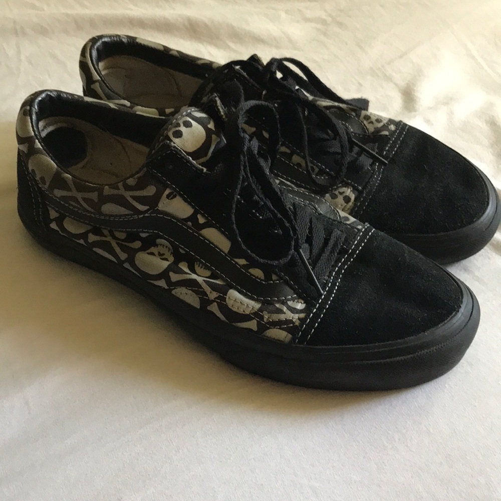 Awesome skull & crossbones vans shoes